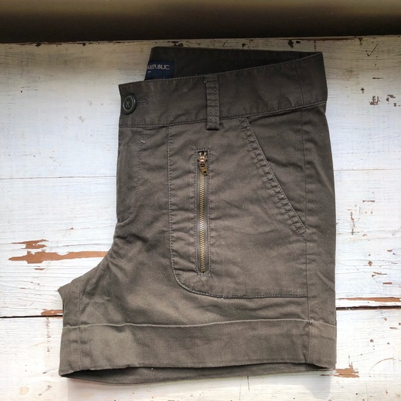 Banana Republic Olive Green Cuffed 4" Shorts - Picture 9 of 9